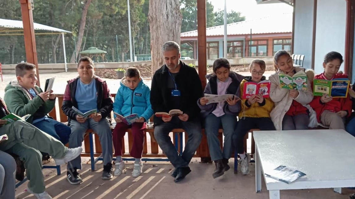 KİTAP OKUMAYI SEVİYORUZ